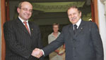 Juillet2004. Le président de la République M. Abdelaziz Bouteflika et le Président du Conseil des états de la Confédération suisse, M. Fritz Schiesser